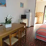 아파트 Flat In A With Private Garden *