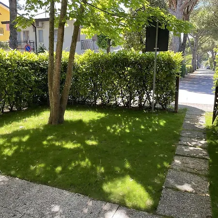 아파트 Flat In A With Private Garden *